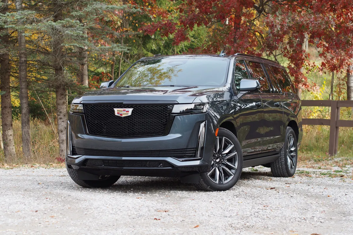 2021-cadillac-escalade-esv-sport-platinum-01