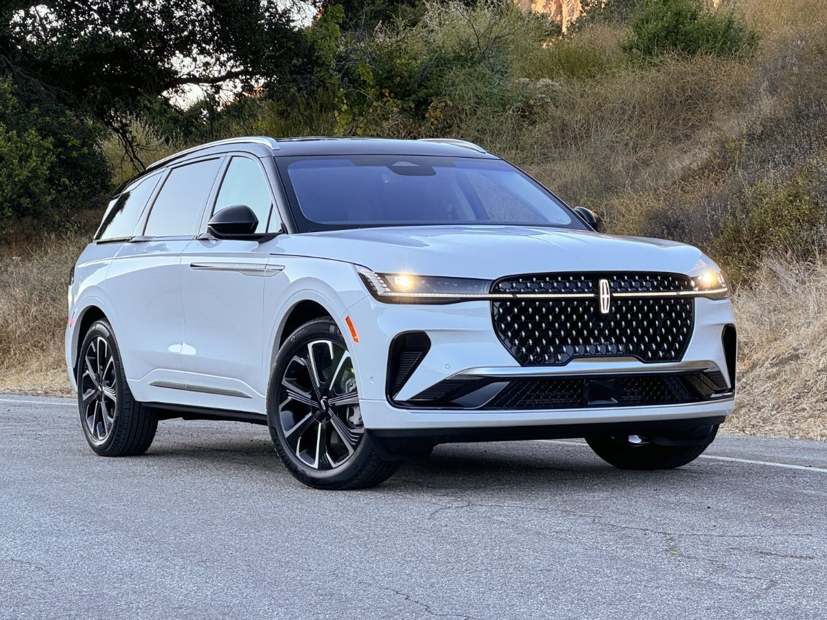JDP_2024 Lincoln Nautilus Reserve White Front Quarter View